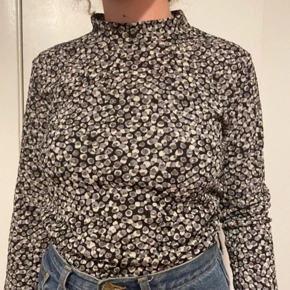 BLACK & WHITE 3/4 SLEEVE TURTLE NECK - Picture 2 of 2